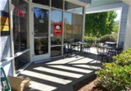 Fully equipped restaurant with parking in Martinez