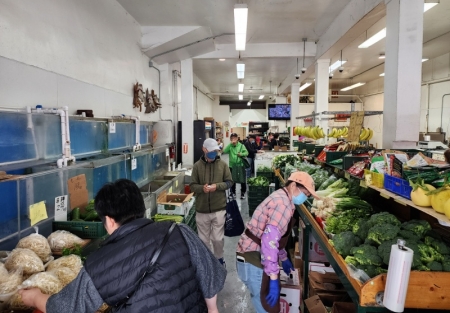 Super high volume Asian supermarket in the heart of SF Chinatown